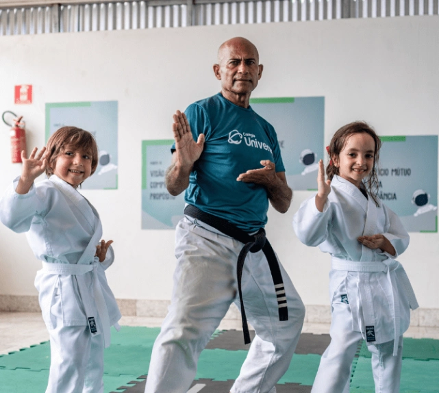 Professor de Karatê e alunos do colégio em aula